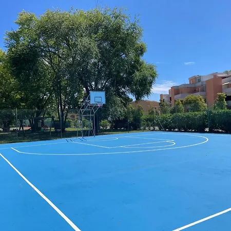 Bright Flat With Pools *